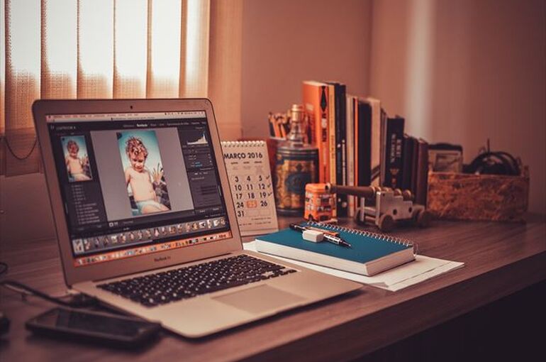 desk-1284085_1280_R